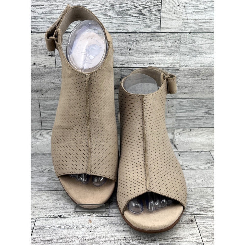 Clarks Collection Taupe‎ Perforated Leather Block Heel Peep Toe Sandals Women 9M